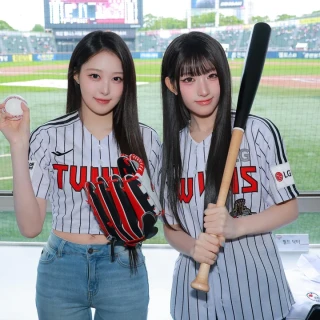 260516-soha-junhwi-lg-twins-ceremonial-first-pitch-behind-v0-c2akhn3ffg1h1