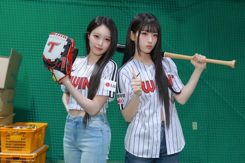 260516-soha-junhwi-lg-twins-ceremonial-first-pitch-behind-v0-e01k8k3ffg1h1.webp