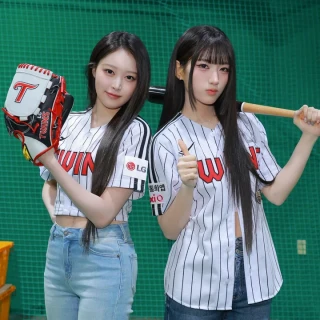 260516-soha-junhwi-lg-twins-ceremonial-first-pitch-behind-v0-e01k8k3ffg1h1