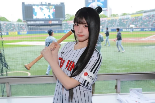 260516-soha-junhwi-lg-twins-ceremonial-first-pitch-behind-v0-vm6jwl3ffg1h1.webp