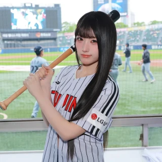 260516-soha-junhwi-lg-twins-ceremonial-first-pitch-behind-v0-vm6jwl3ffg1h1