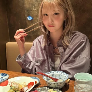 260517-hitomi-instagram-update-v0-p5knpqrbfp1h1
