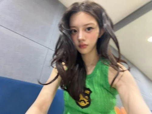260517-minju-weverse-update-v0-4665jkkahq1h1.webp