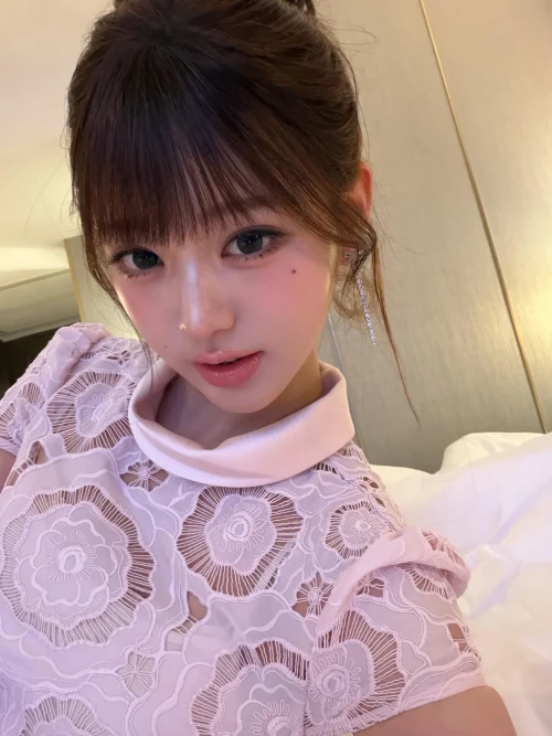 260517-wonyoung-instagram-update-2-v0-ko04w3xzuo1h1.webp