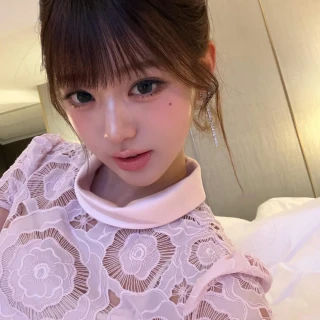 260517-wonyoung-instagram-update-2-v0-ko04w3xzuo1h1