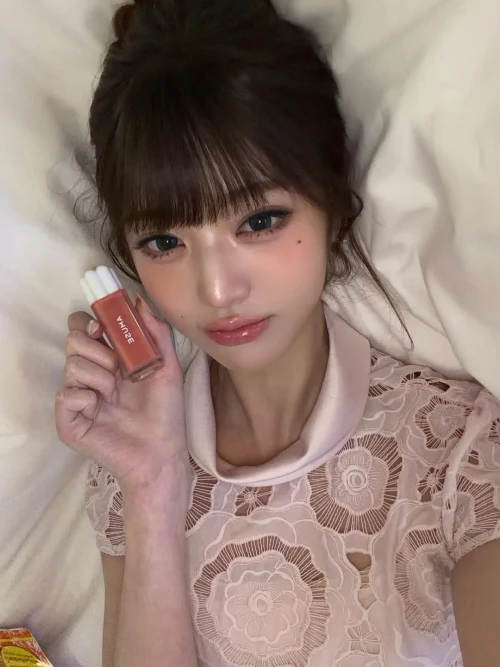 260517-wonyoung-instagram-update-2-v0-kzwtt4xzuo1h1.webp