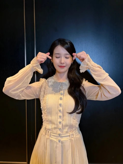 260516-iu-official-instagram-update-happy-iu-day-mini-fan-v0-0vbu8vyfni1h1.webp