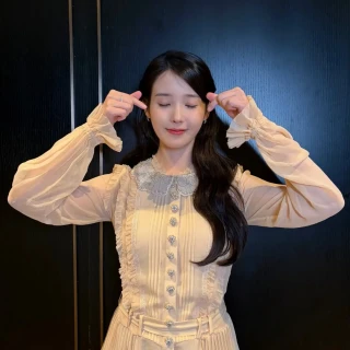 260516-iu-official-instagram-update-happy-iu-day-mini-fan-v0-0vbu8vyfni1h1