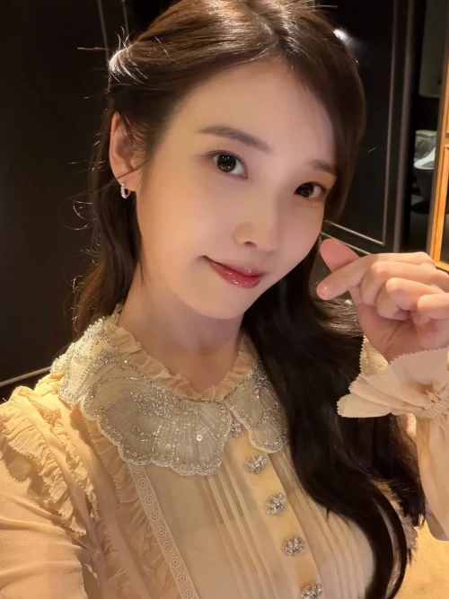 260516-iu-official-instagram-update-happy-iu-day-mini-fan-v0-ke9hrlgeni1h1.webp