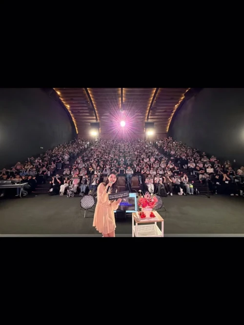 260516-iu-official-instagram-update-happy-iu-day-mini-fan-v0-lzjem16ini1h1.webp