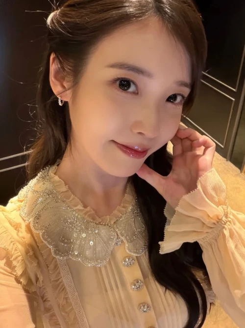 260516-iu-official-instagram-update-happy-iu-day-mini-fan-v0-xz2vxskcni1h1.webp