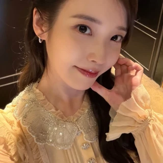 260516-iu-official-instagram-update-happy-iu-day-mini-fan-v0-xz2vxskcni1h1