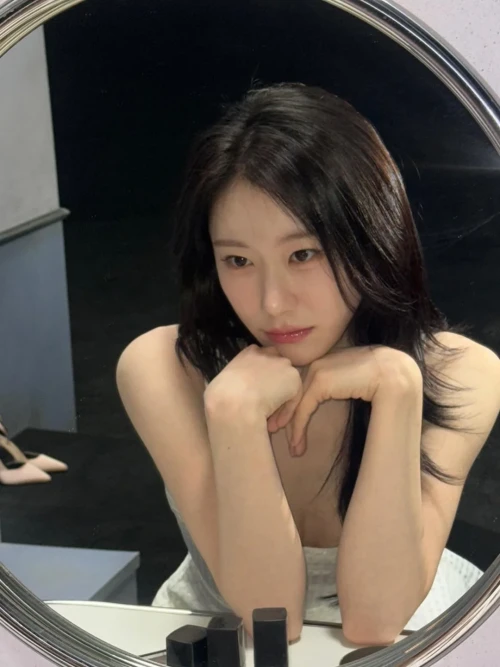 260518-chaeryeong-instagram-update-v0-bhqv10zvnv1h1.webp