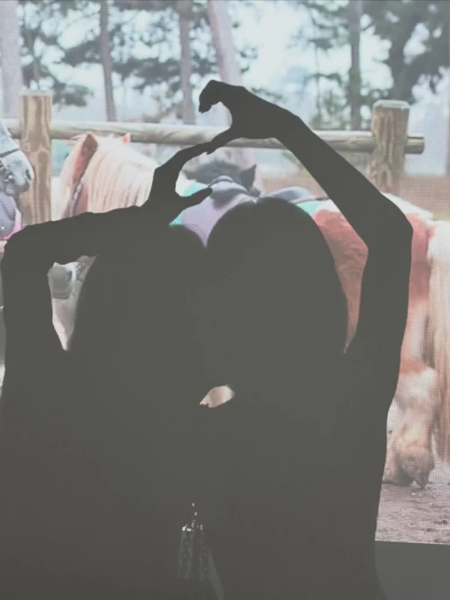 260518-chuu-instagram-update-ft-heejin-v0-iw3crab4cz1h1.webp