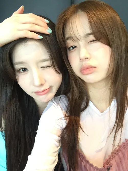 260518-chuu-instagram-update-ft-heejin-v0-jhzluh14cz1h1.webp