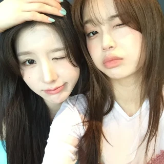 260518-chuu-instagram-update-ft-heejin-v0-jhzluh14cz1h1