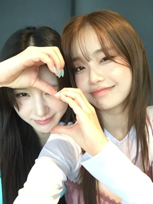 260518-chuu-instagram-update-ft-heejin-v0-ocnx5r44cz1h1.webp