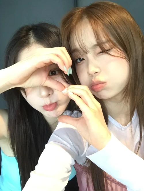 260518-chuu-instagram-update-ft-heejin-v0-osv32534cz1h1.webp