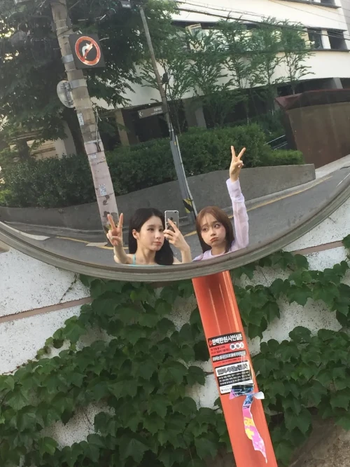 260518-chuu-instagram-update-ft-heejin-v0-x8glad64cz1h1.webp