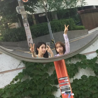 260518-chuu-instagram-update-ft-heejin-v0-x8glad64cz1h1