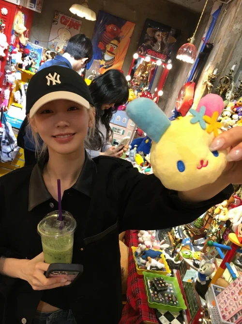 260518-miyeon-instagram-update-with-twice-sana-v0-krbjb6iojt1h1.webp