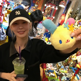 260518-miyeon-instagram-update-with-twice-sana-v0-krbjb6iojt1h1