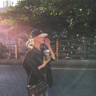 260518-miyeon-instagram-update-with-twice-sana-v0-l6j4z5oojt1h1
