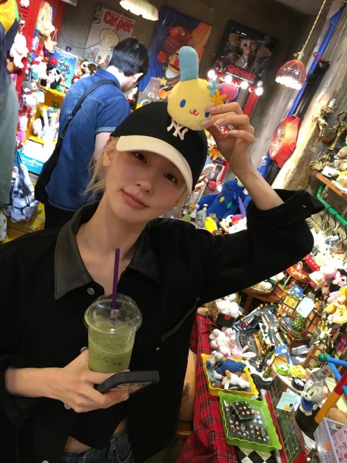 260518-miyeon-instagram-update-with-twice-sana-v0-u23r2hlojt1h1.webp