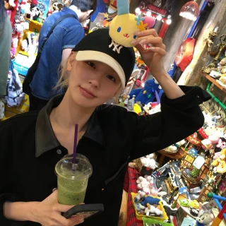 260518-miyeon-instagram-update-with-twice-sana-v0-u23r2hlojt1h1