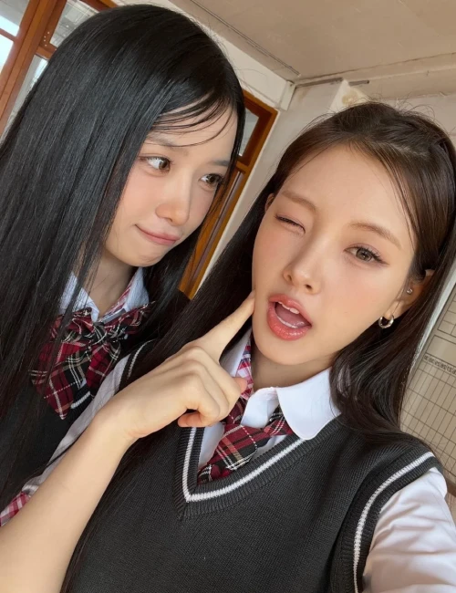 260518-yihyun-weverse-update-ft-kumi-mia-v0-3h7ezmvxay1h1.webp