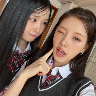260518-yihyun-weverse-update-ft-kumi-mia-v0-3h7ezmvxay1h1
