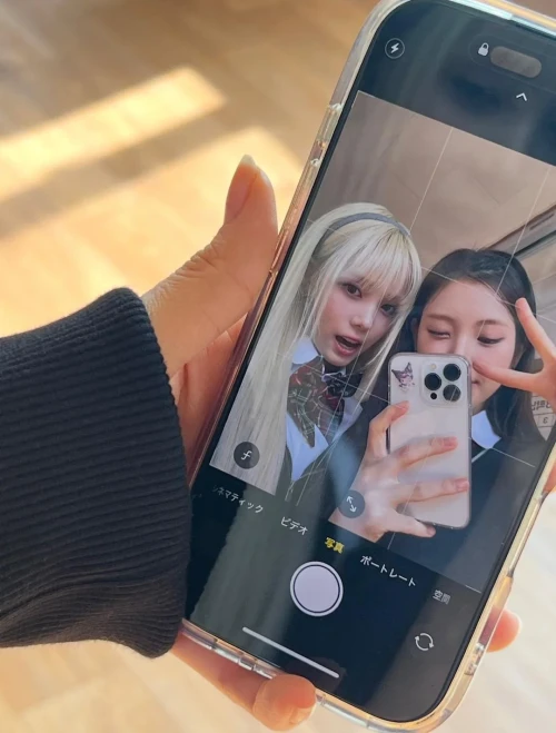 260518-yihyun-weverse-update-ft-kumi-mia-v0-drk4192yay1h1.webp