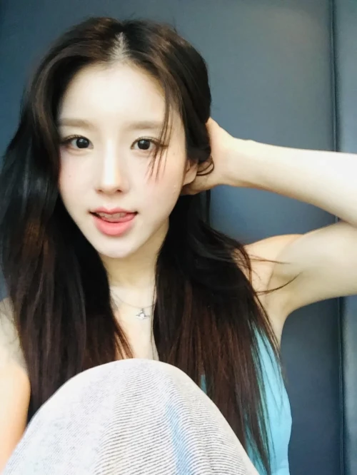 260519-heejin-instagram-update-v0-371tnl9j7y1h1.webp