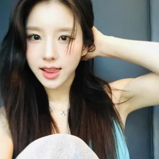 260519-heejin-instagram-update-v0-371tnl9j7y1h1