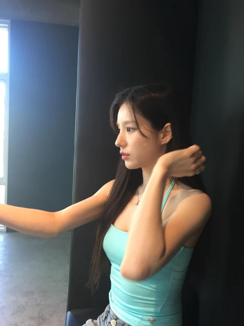 260519-heejin-instagram-update-v0-3qtnwl9j7y1h1.webp