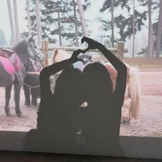 260519-heejin-instagram-update-v0-c39czk9j7y1h1