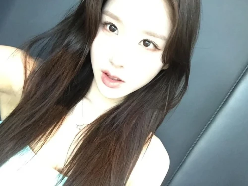 260519-heejin-instagram-update-v0-g3uawl9j7y1h1.webp