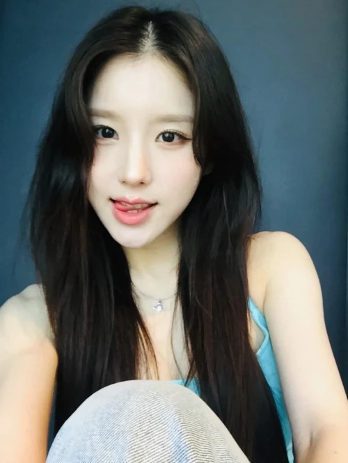 260519-heejin-instagram-update-v0-yjr3ok9j7y1h1.webp