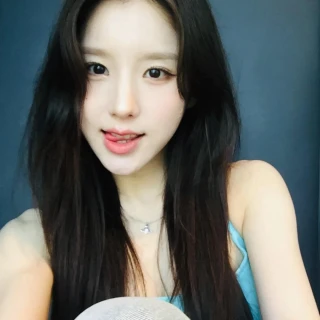 260519-heejin-instagram-update-v0-yjr3ok9j7y1h1