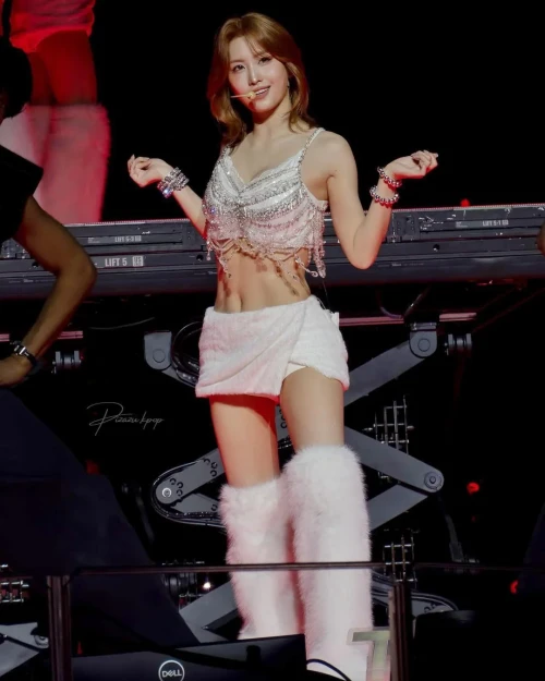 260306-beautiful-momo-v0-lua0lu5gn81h1.webp