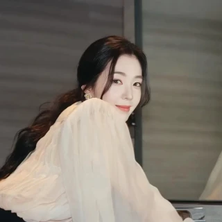 260516-irene-so-pretty-v0-c0cnzyre2b2h1