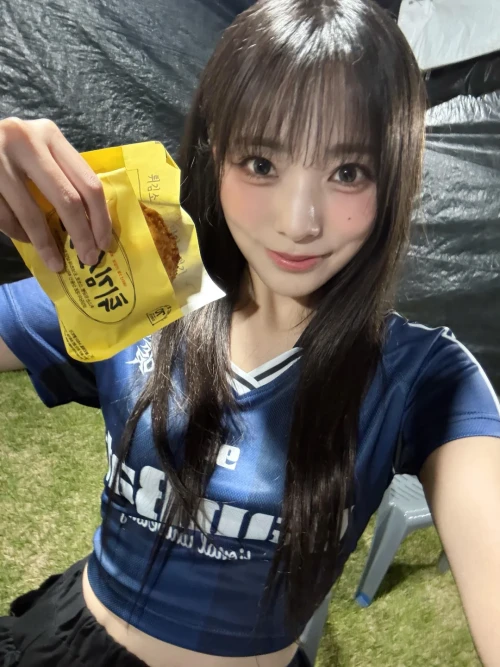260518-siyeon-weverse-post-v0-9d7k36w64z1h1.webp