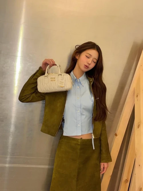 260518-wonyoung-instagram-update-v0-2lb0n37ynw1h1.webp