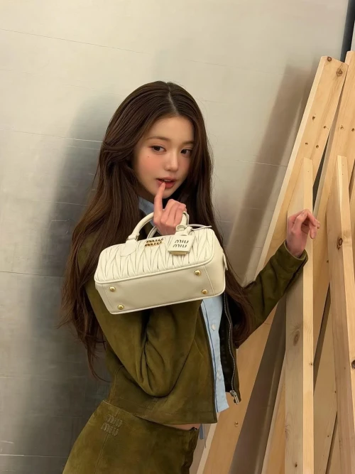 260518-wonyoung-instagram-update-v0-mf2hv37ynw1h1.webp
