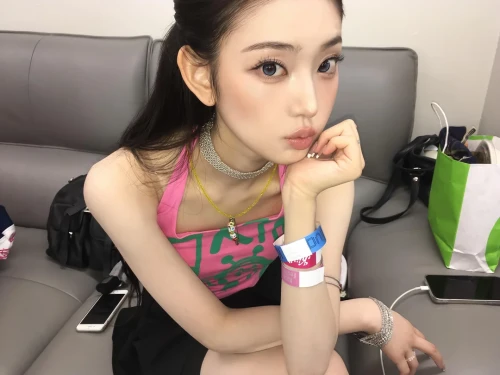 260519-kiiikiii-sns-update-with-leesol-festiiival-v0-e5q730fgl32h1.webp