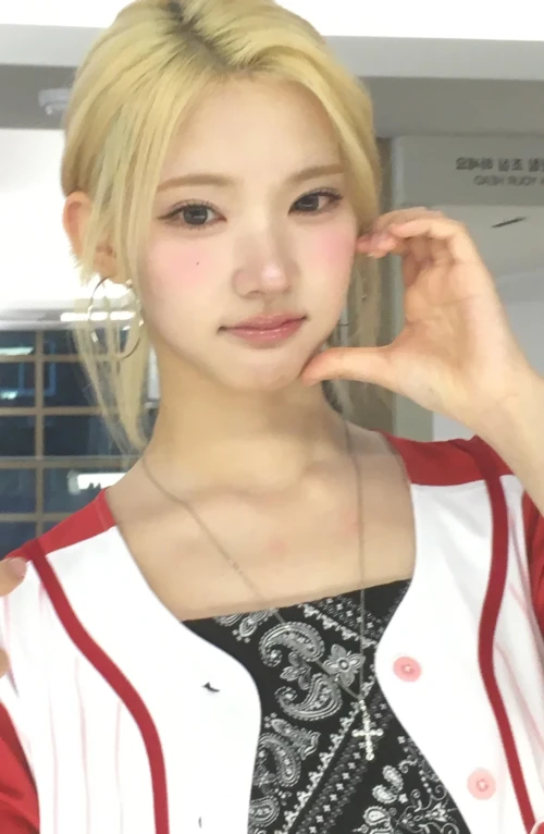 260520-jiwoo-weverse-update-v0-9aah3o7dhb2h1.webp