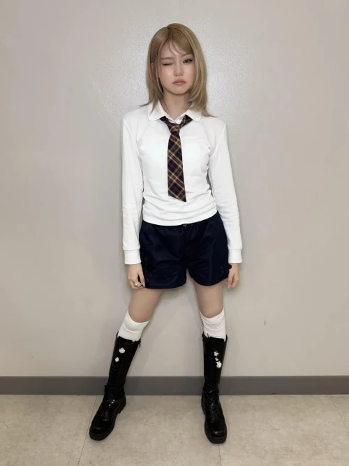 260520-kiiikiii-official-instagram-update-with-haum-cut-see-v0-gpjf37uoqa2h1.webp