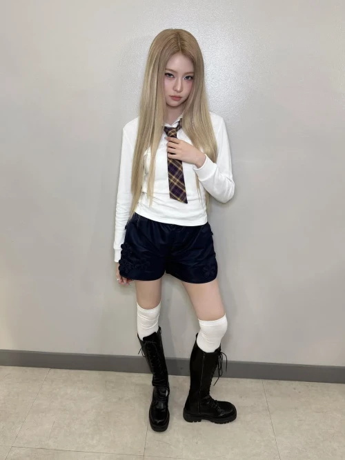 260520-kiiikiii-official-instagram-update-with-haum-cut-see-v0-vk4m56uoqa2h1.webp