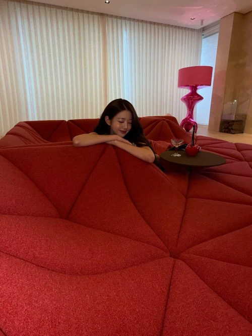 260521-wonyoung-instagram-update-v0-ar28q0dvuf2h1.webp