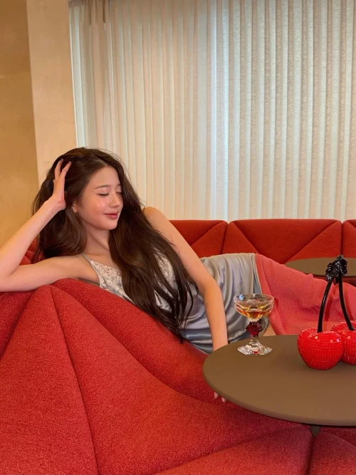 260521-wonyoung-instagram-update-v0-d066y0dvuf2h1.webp